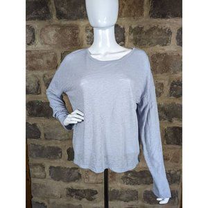 gray long sleeve shirt